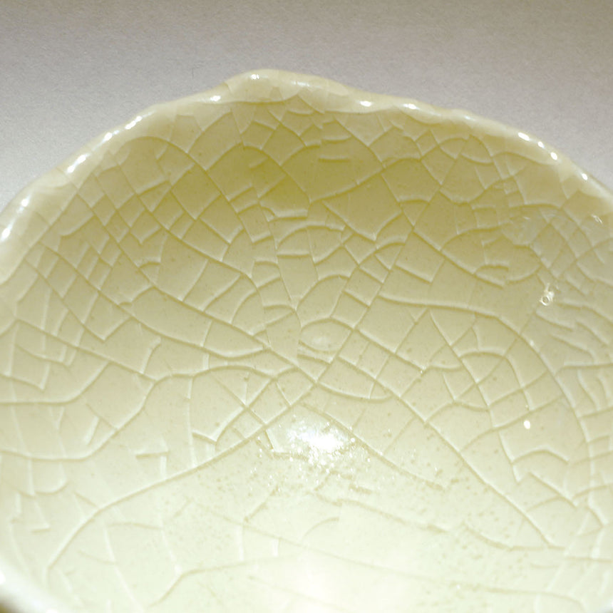 Three-legged small plate with cracks (light yellow)